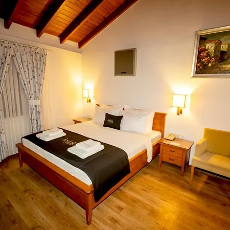 레이락 부티크 앤 브라서리 호텔 3*